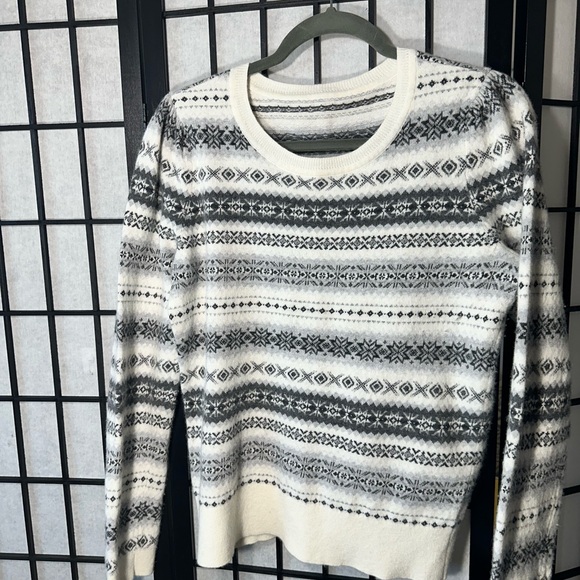 Elegant White and Grey Wool Blend Patterned Sweater - Picture 2 of 6